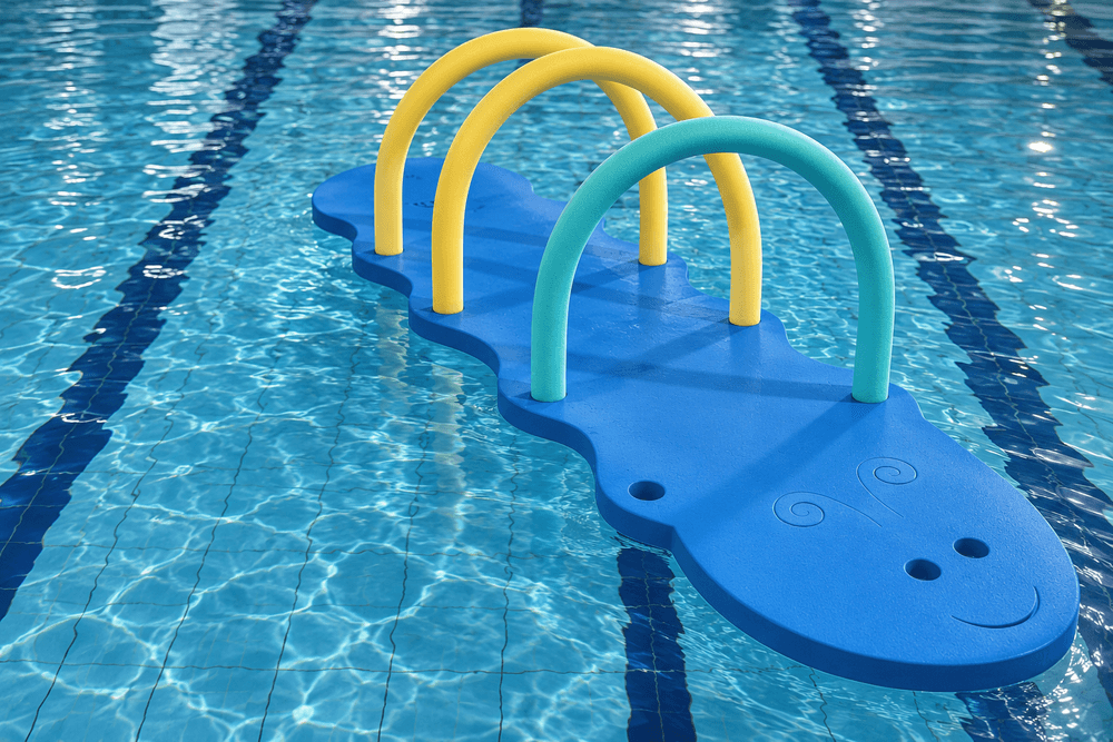 Piscina da Saltibum com prancha azul e arcos coloridos para aulas lúdicas